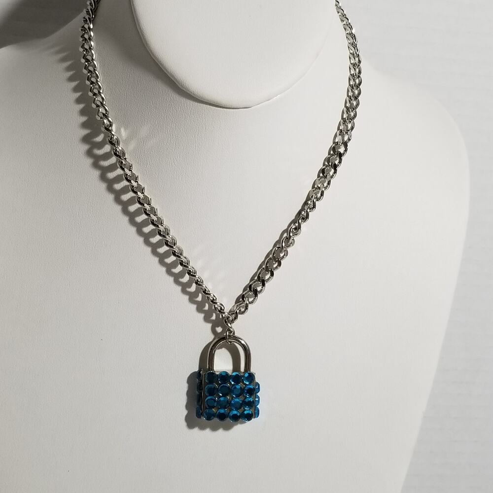 Padlock necklace 32" with a 1 1/2"pendant silver tone 1.1762